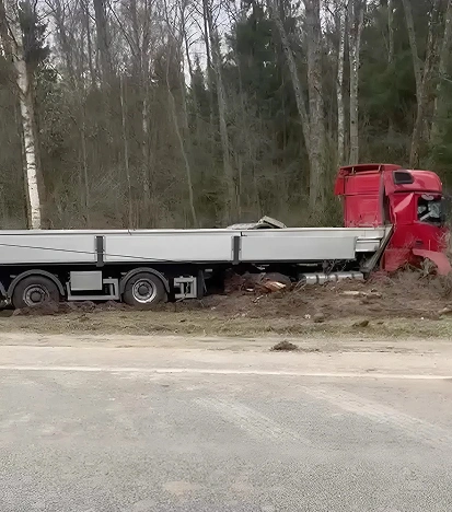 Фура Полуприцеп Груженный бетонными плитами